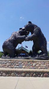 カベーラにある熊の像