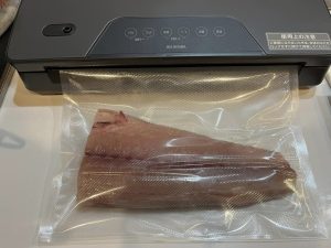 VPF-M60でサワラを真空パックする3