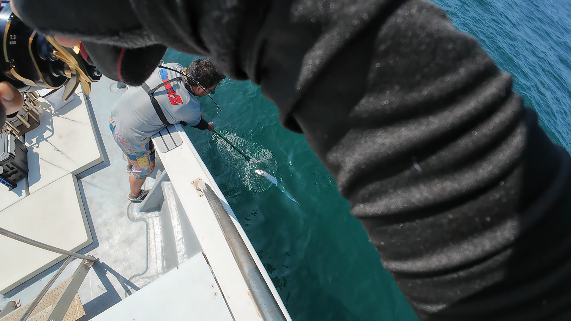 船長に太刀魚をネットインしてもらう