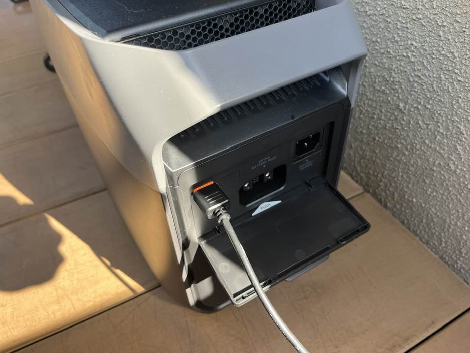 パネルからのケーブルは以下のようにDELTA 3の背面の差込口に差し込む