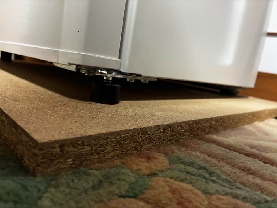 畳の上に置く際は合板を下に敷く2